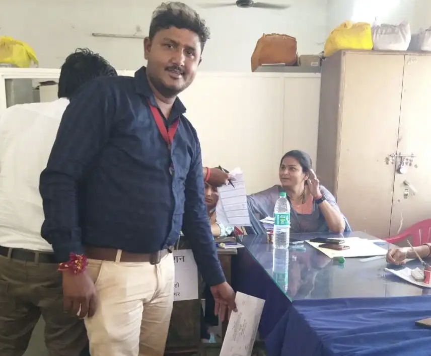 छतरपुर जिले के प्राधिकृत पत्रकारों ने वोट डालने के बाद सेल्फी लेकर 26 अप्रैल को होने वाले मतदान के लिए मतदाताओं से की वोट डालने की अपील
